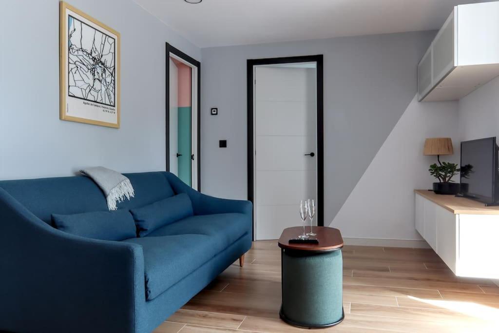 阿吉拉爾德坎波奧的住宿－Casa Vitoria，客厅配有蓝色的沙发和桌子
