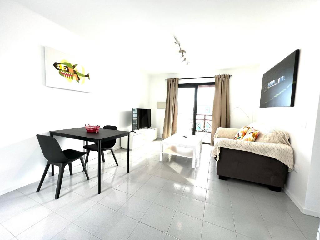 salon ze stołem i kanapą w obiekcie Casa Atika w mieście Los Pocillos