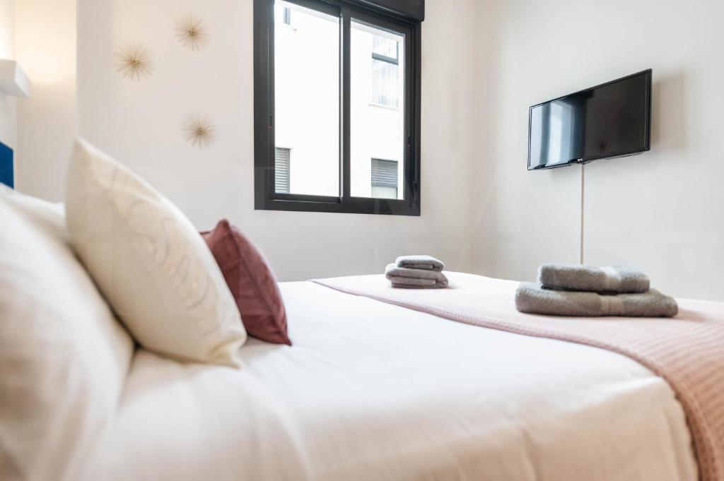 A bed or beds in a room at Cozy apartment with parking in the center by REMS