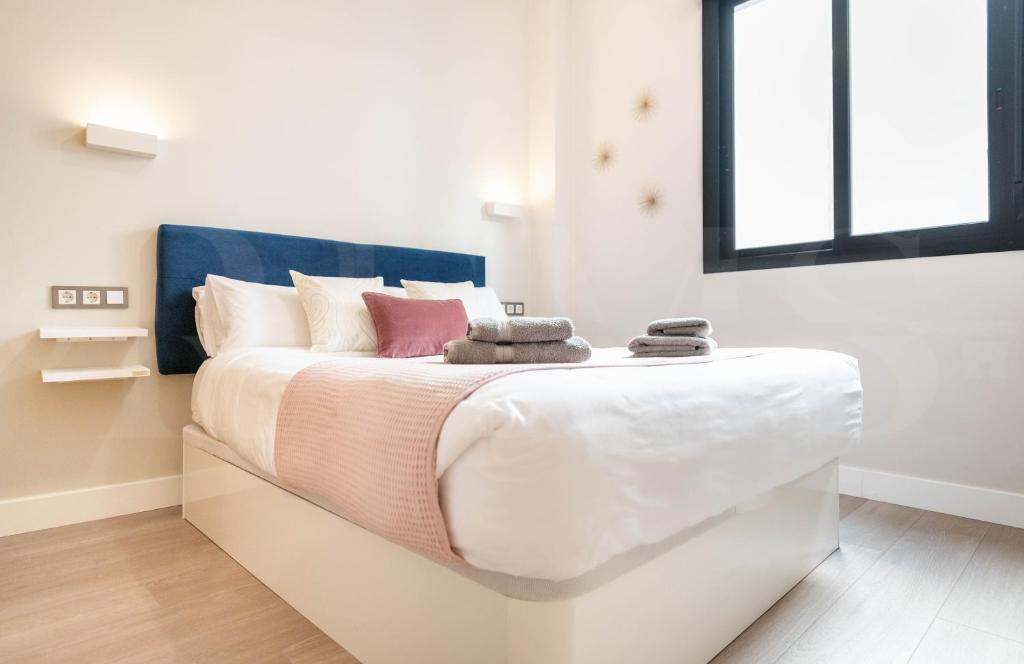 A bed or beds in a room at Cozy apartment with parking in the center by REMS
