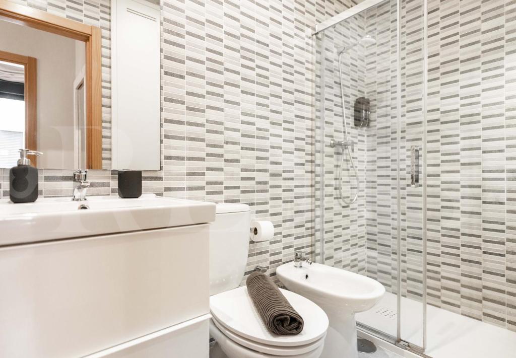 A bathroom at Cozy apartment with parking in the center by REMS