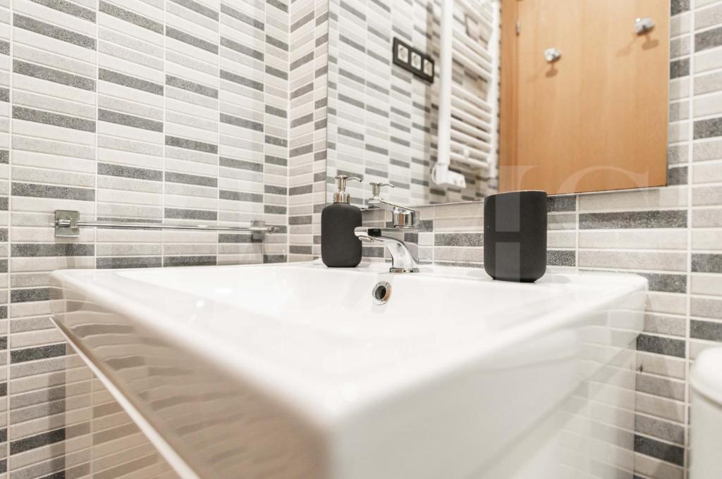 A bathroom at Cozy apartment with parking in the center by REMS