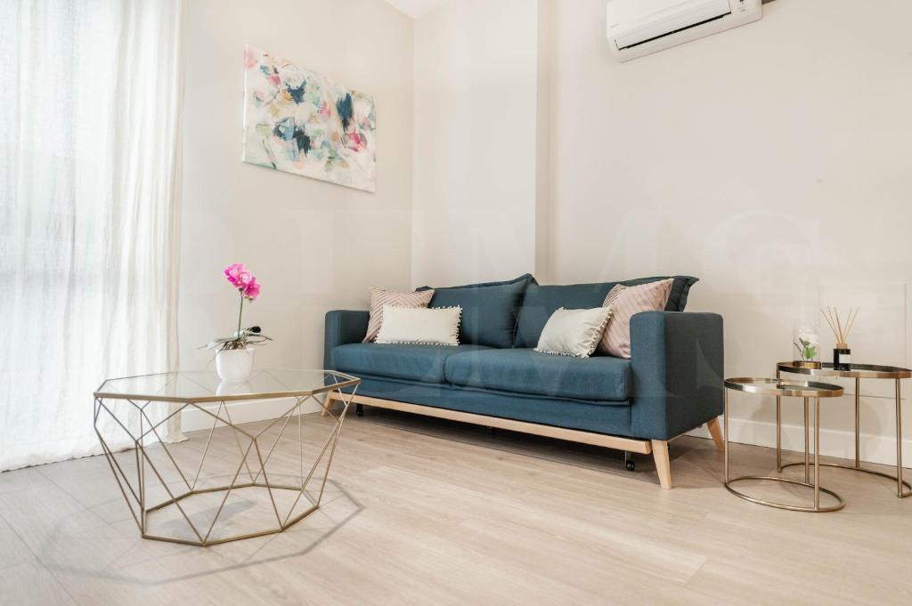 A seating area at Cozy apartment with parking in the center by REMS