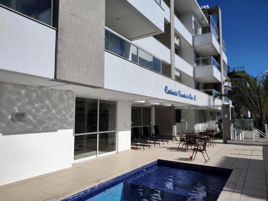 - une vue extérieure sur un bâtiment avec une piscine dans l'établissement Lindo ap, mobiliado na praia do Novo Campeche, à Florianópolis
