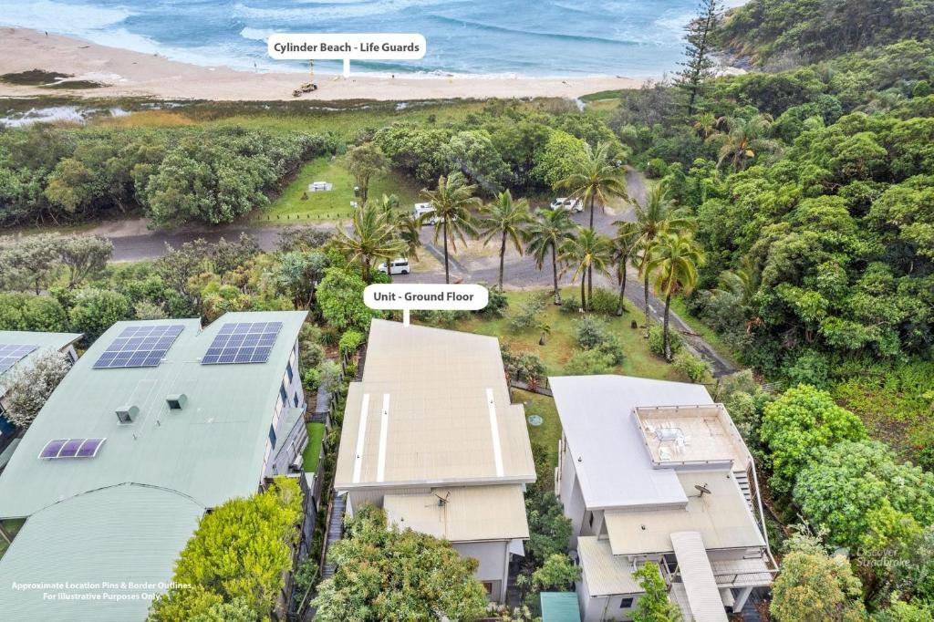 una vista aérea de una casa con paneles solares en el techo en Mooloomba One by Discover Stradbroke, en Point Lookout