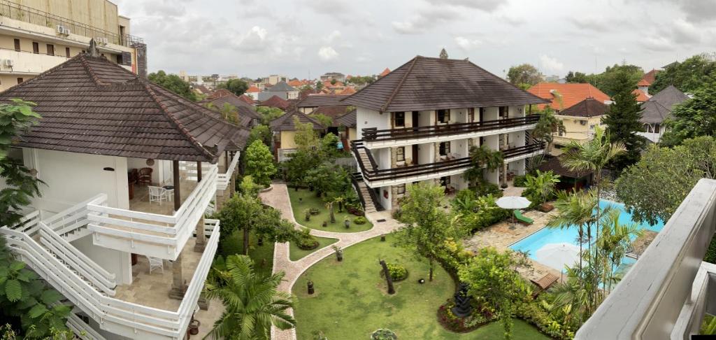 Bazén v ubytování Grand Kumala Hotel - Hotel Kumala Legian Kuta Bali nebo v jeho okolí