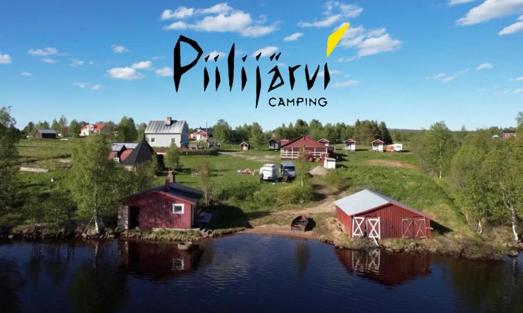 una imagen de un pequeño pueblo en el agua en Piilijärvi Camping, en Gällivare