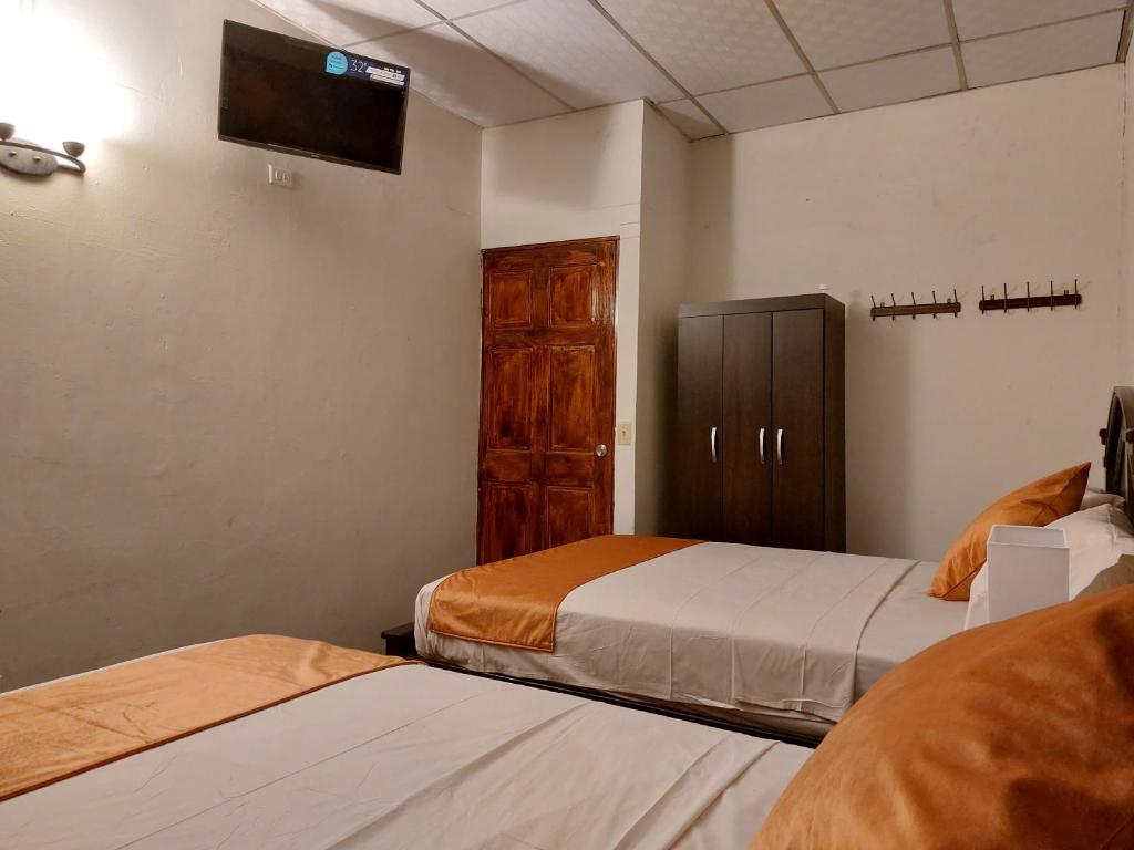 Voodi või voodid majutusasutuse Hospedaje Los Lirios Chitré toas