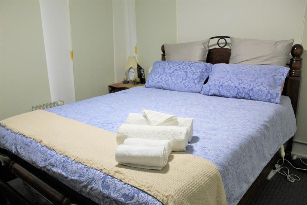 een slaapkamer met een bed met handdoeken erop bij Room in Officer in Officer