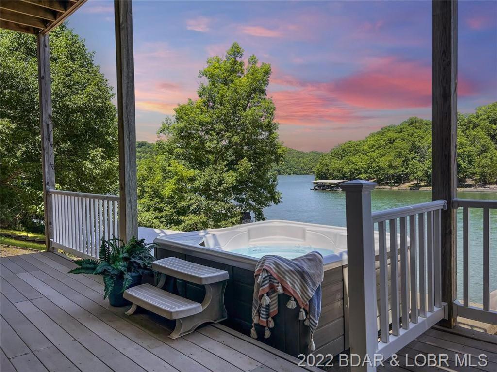 una vasca idromassaggio su un portico con vista sul lago di Amazing Vacation Home on the 56 MM, Dock, Water Toys, Fire Pit, 5 bedrooms/5 baths a Laurie