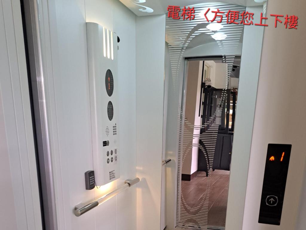 pasillo con puerta y espejo en la habitación en 茅店BnB, en Beipu