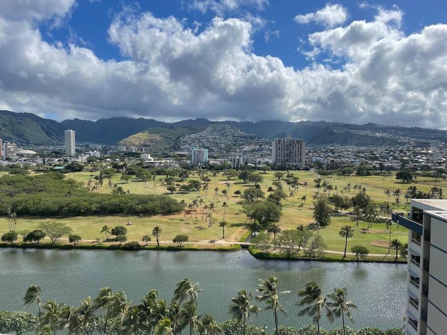 uitzicht op een stad met een waterlichaam bij Make your Waikiki Beach Stay Unforgettable in Honolulu