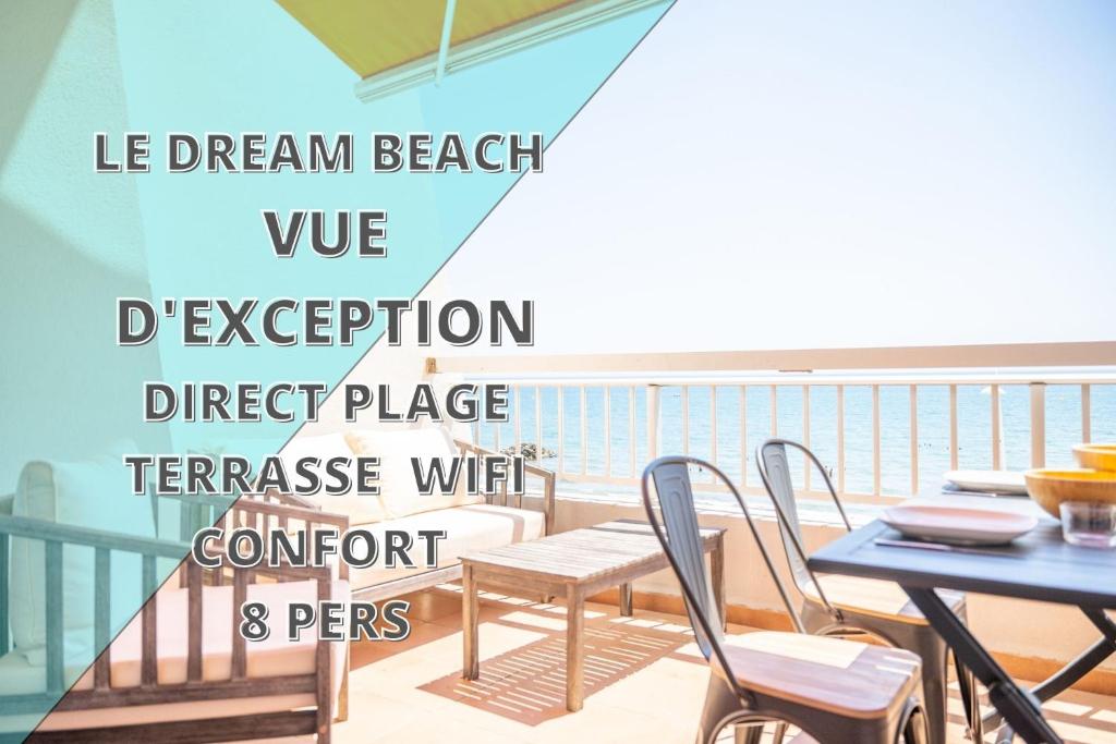einen Balkon mit Tisch und Stühlen und dem Wordsleep dream beach Wir haben direkte Wahrnehmung in der Unterkunft Le DREAM BEACH-TERRASSE-VUE MER D'Exception-WIFI-PARKING - TOP PROS SERVICESConciergerie in Palavas-les-Flots
