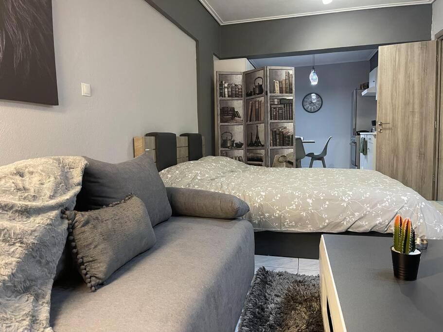 uma sala de estar com uma cama e um sofá em Central Modern Apartment Volos em Volos