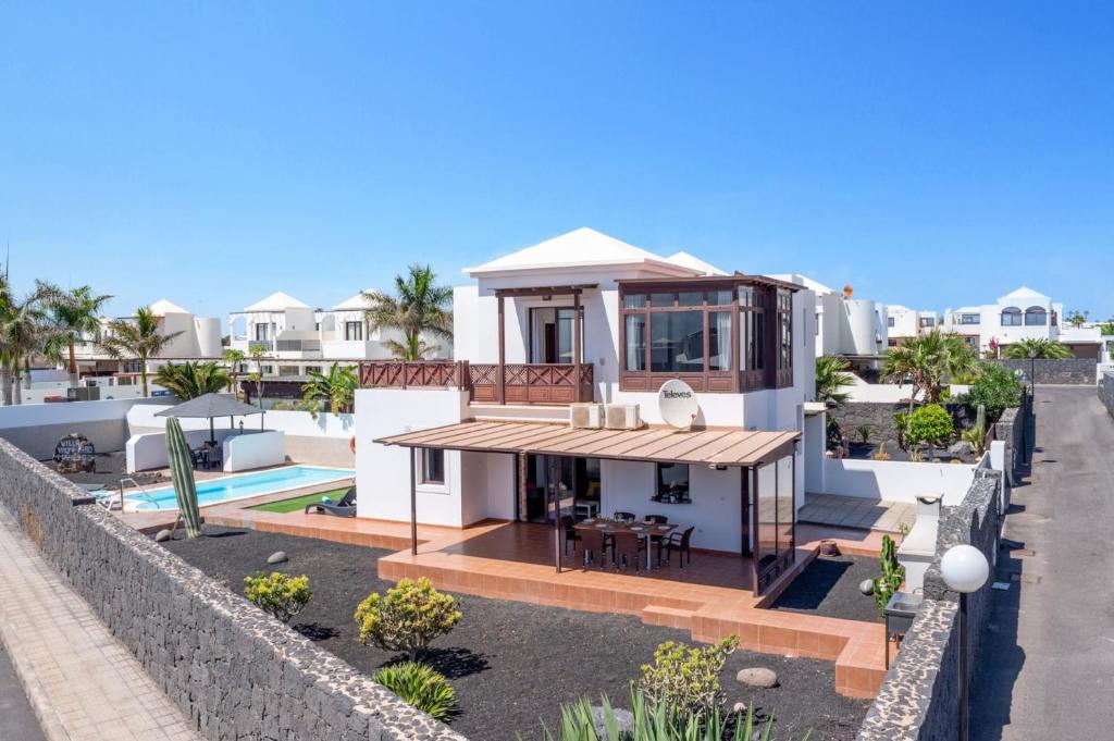 Bazén v ubytování Villa Vista Faro by Villa Plus nebo v jeho okolí
