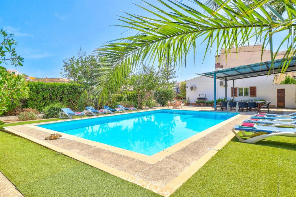 einen Pool mit Liegestühlen im Hof in der Unterkunft Villa Es Torrent by Villa Plus in Port d'Alcúdia