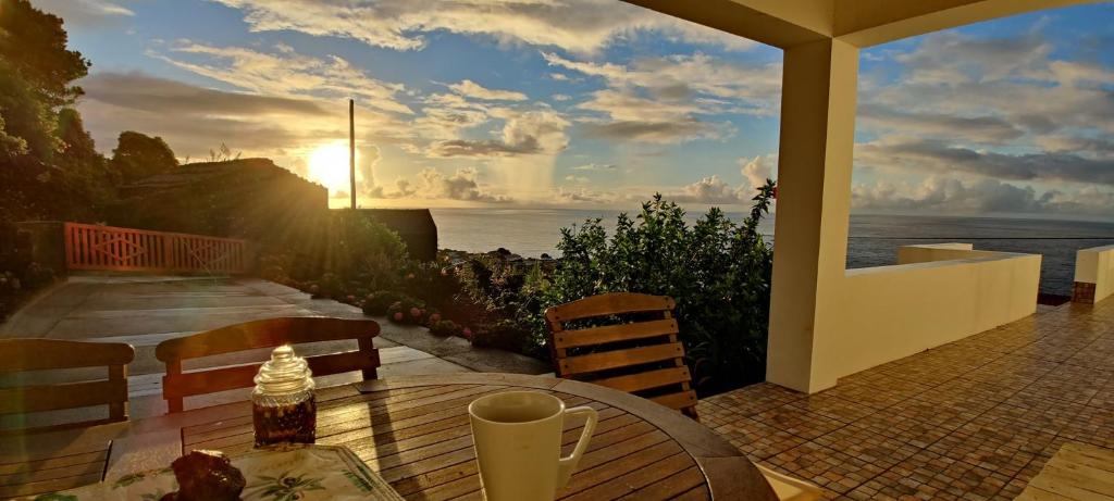 - une table avec vue sur l'océan sur une terrasse dans l'établissement Casa da Vigia, à Calheta de Nesquim