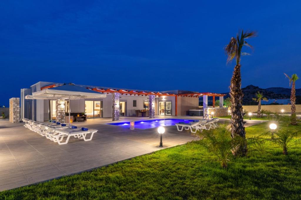 Villa con piscina por la noche en Villa Elite Kalathos by Villa Plus en Kalathos