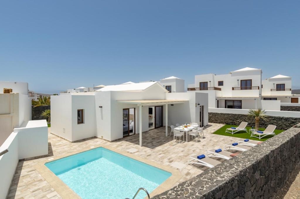 Bazén v ubytování Villa Montane by Villa Plus nebo v jeho okolí