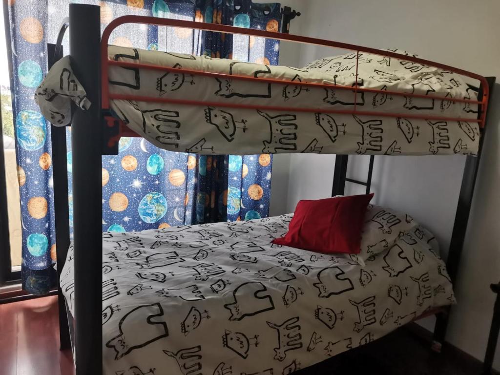a bedroom with two bunk beds with a red pillow at lindo y cómodo departamento familiar in Mexico City