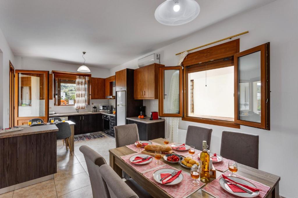Kuchyň nebo kuchyňský kout v ubytování Villa Irines House by Villa Plus