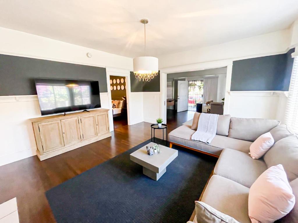 uma sala de estar com um sofá e uma televisão em Cozy 2-bedroom home em Los Angeles