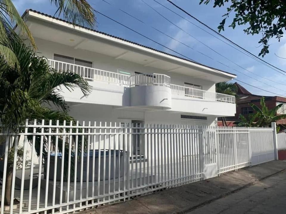 una casa blanca con una valla blanca en CASA VERANO, en San Andrés