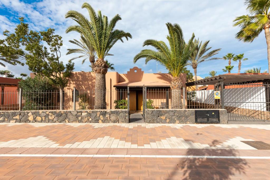 una casa con palmeras delante en Casa Garcia, en Corralejo