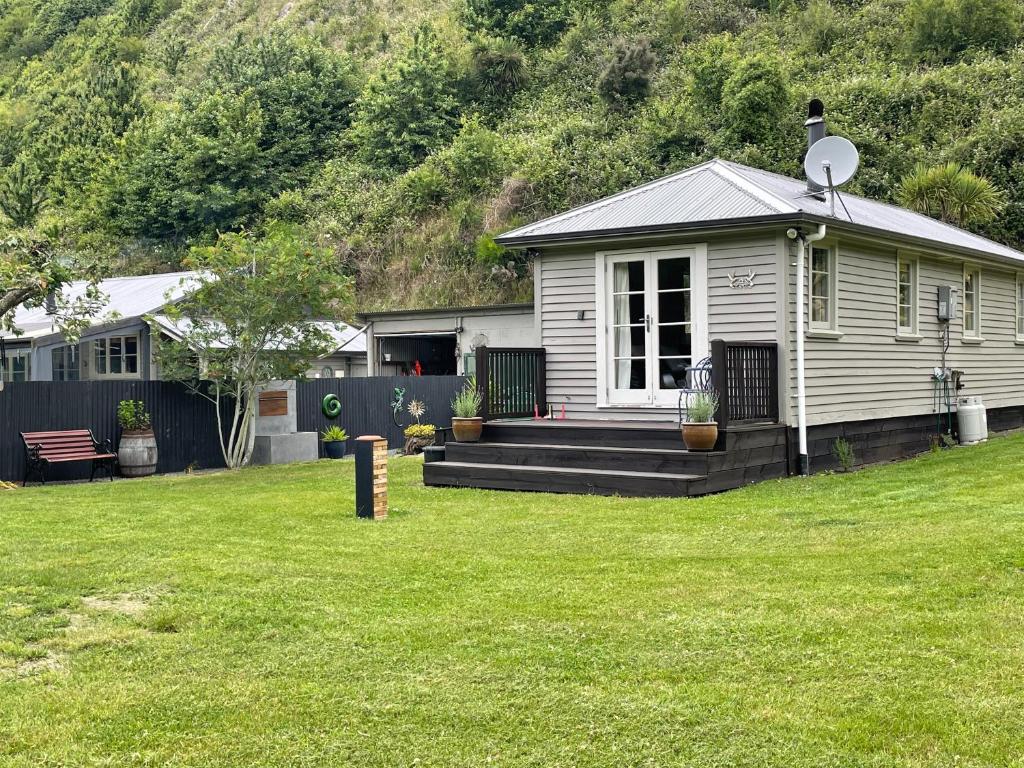 Casa blanca con porche y patio en Conway River View Cottage For 2, en Cheviot