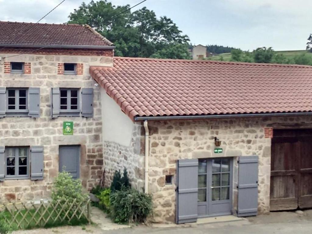 una vecchia casa in pietra con tetto rosso di Gîte Périgneux, 4 pièces, 6 personnes - FR-1-496-5 a Périgneux
