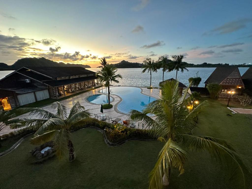 vista aerea di un resort con piscina di Island Paradise Resort Club a Koror