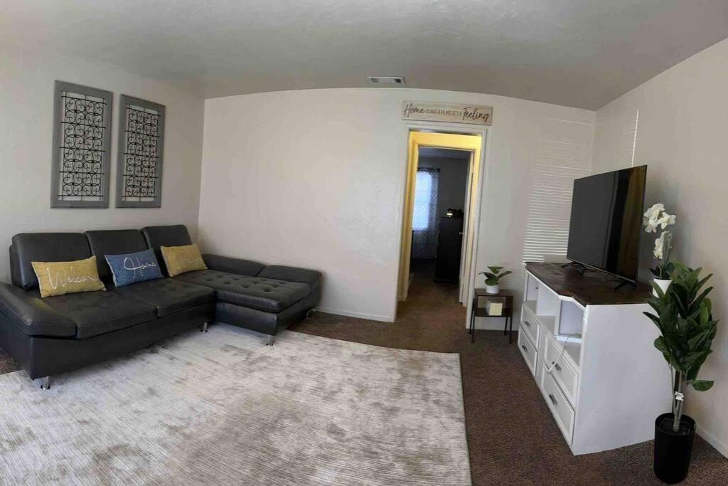 ein Wohnzimmer mit einem Sofa und einem Flachbild-TV in der Unterkunft Centrally Located near Hospital in Modesto