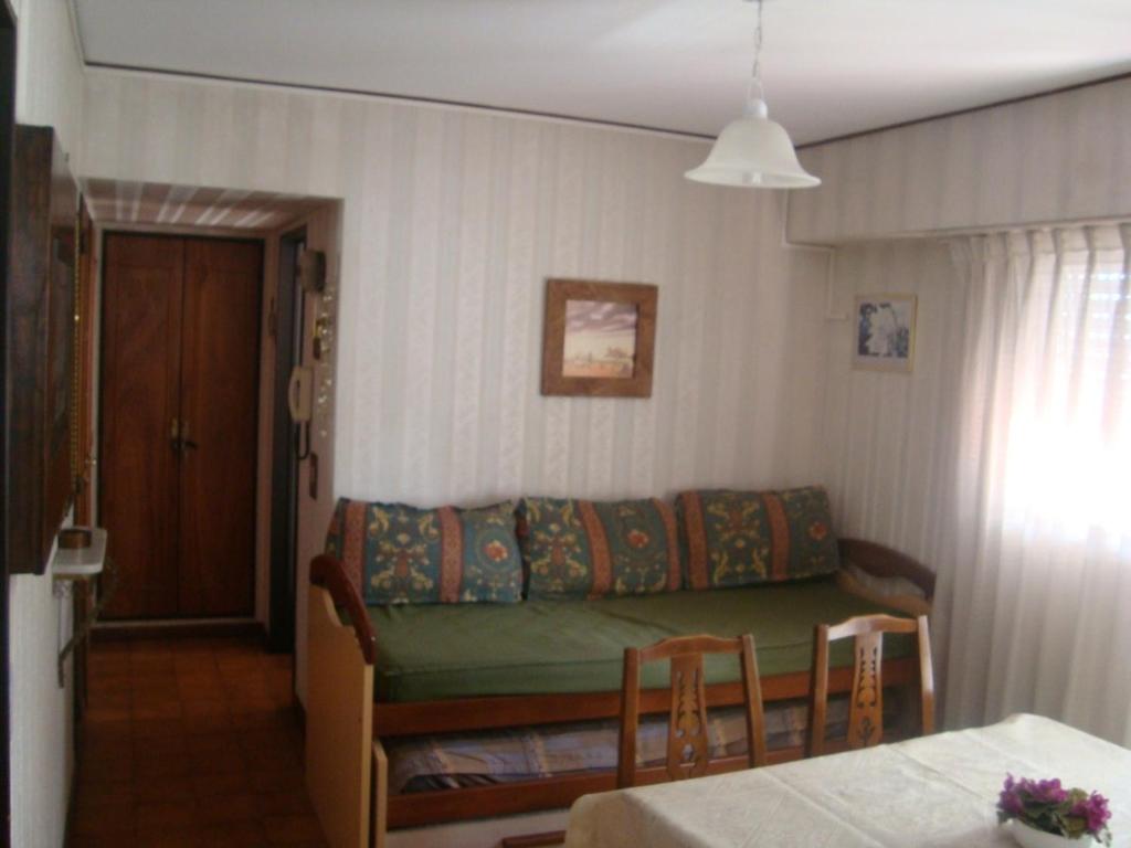 sala de estar con sofá y mesa en ATENAS 18 LA PERLA (BALN. ALFONSINA) en Mar del Plata