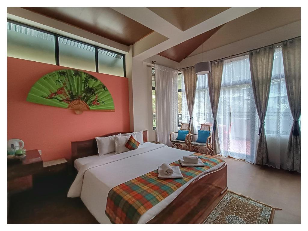 ein Schlafzimmer mit einem großen Bett und einem großen Fenster in der Unterkunft Sha Ri Loum Homestay in Shillong