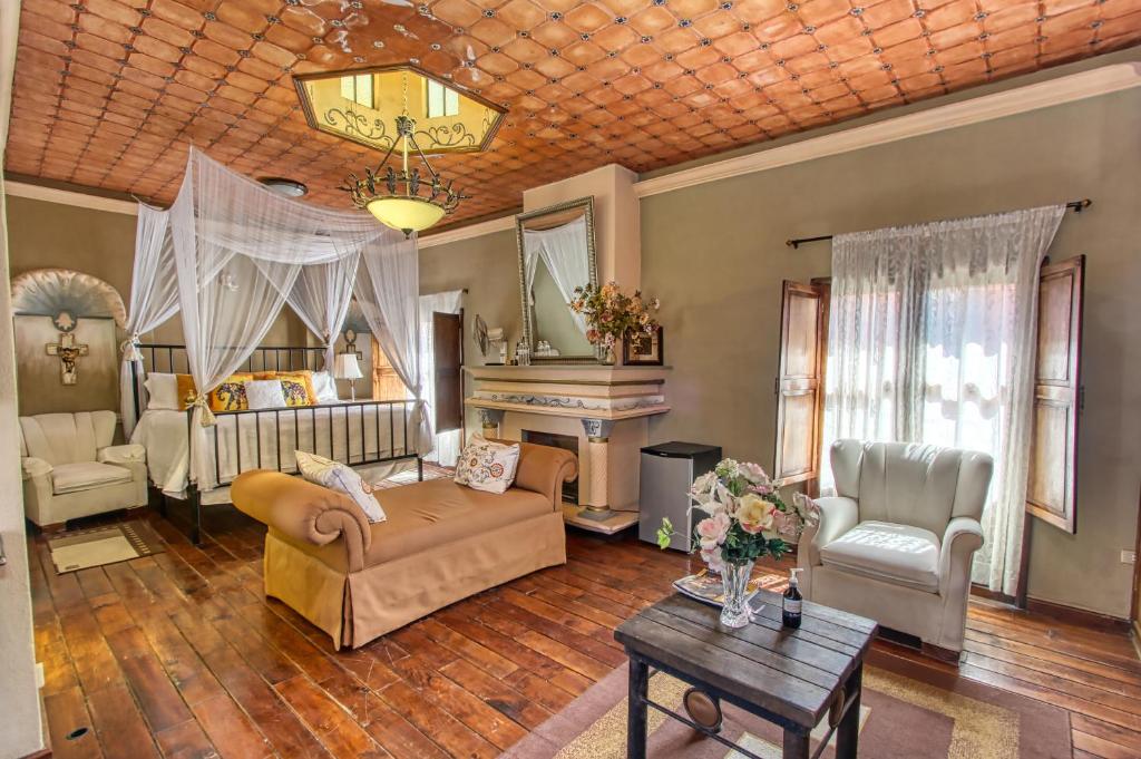 ein Wohnzimmer mit einer Couch und einem Klavier in der Unterkunft La Mexicana Hotel Boutique in San Miguel de Allende