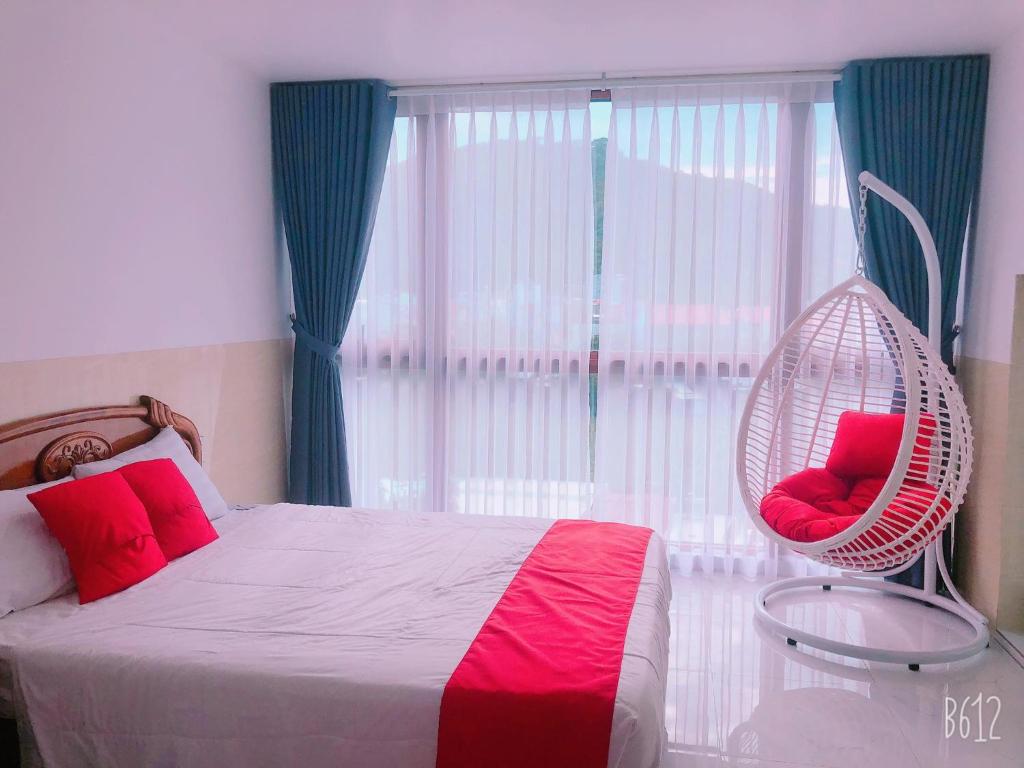 Postel nebo postele na pokoji v ubytování Lien Thuy Hotel
