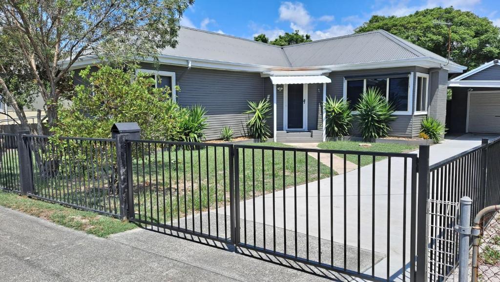 una cerca frente a una casa en 9 Breckenridge Street, en Forster