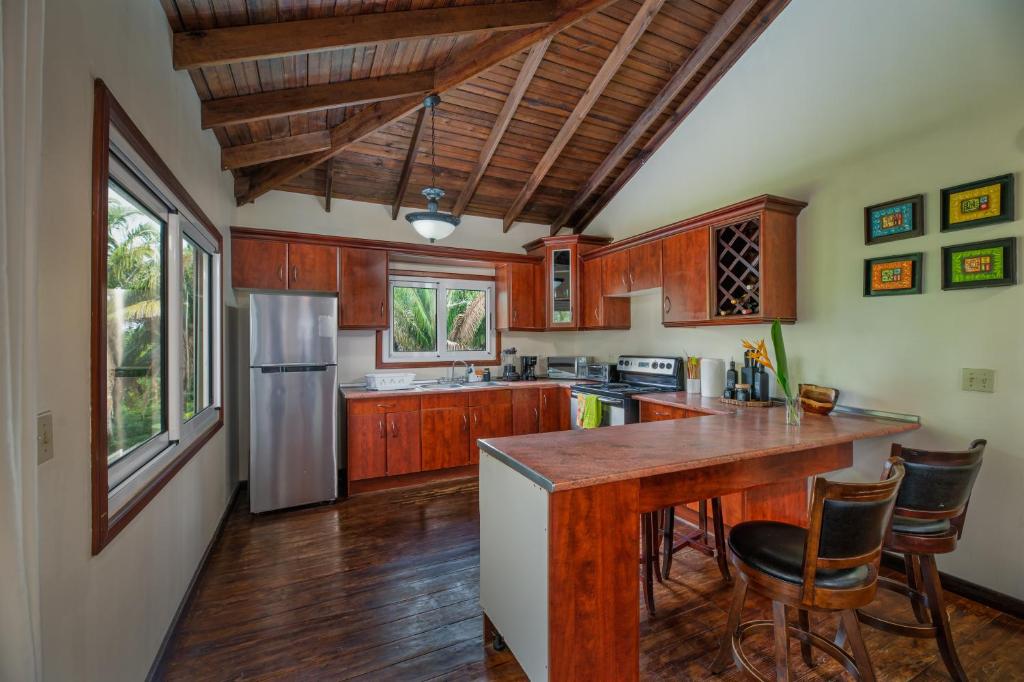 Kuchyň nebo kuchyňský kout v ubytování Exclusive Full House near Beaches & Downtown