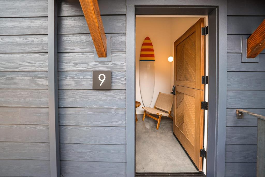 Una puerta a una casa con el número. en Longboard Studio includes King Bed and Kitchenette, en Stinson Beach