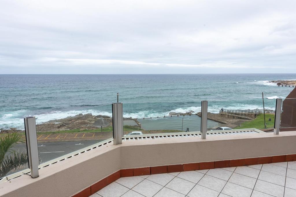 Elle comprend un balcon offrant une vue sur l'océan. dans l'établissement LA CRETE SANDS NO 6, à Margate