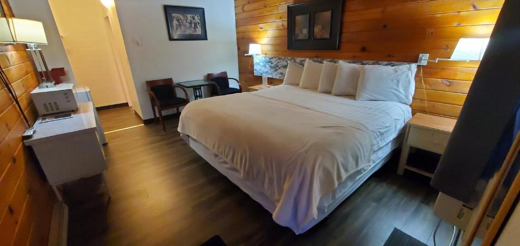 Postel nebo postele na pokoji v ubytování Pines Motel