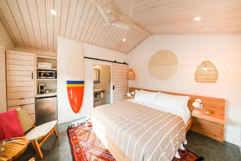 Funboard Room includes King Bed and Mini Kitchenette - Housity