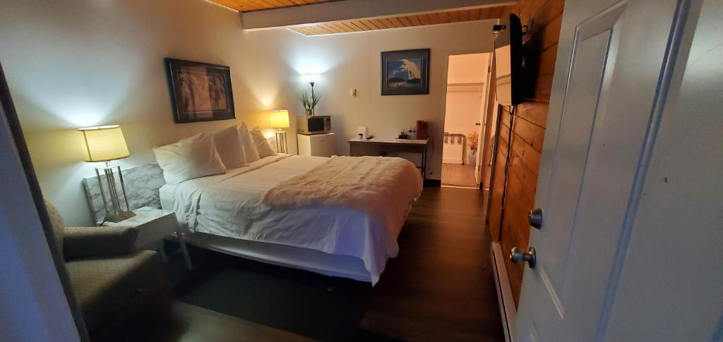 Postel nebo postele na pokoji v ubytování Pines Motel
