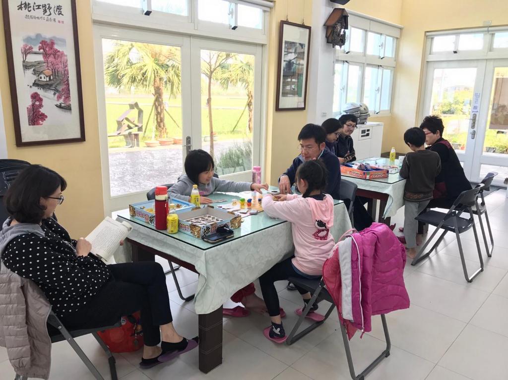 a group of people sitting at tables in a restaurant at 光腳丫宜蘭民宿 in Dongshan