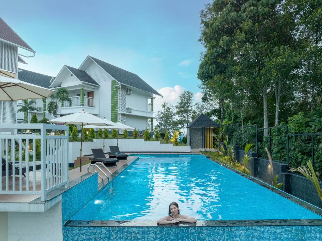 Bazén v ubytování Sprise Munnar Resort and Spa nebo v jeho okolí
