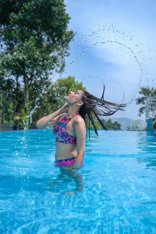 Bazén v ubytování Sprise Munnar Resort and Spa nebo v jeho okolí