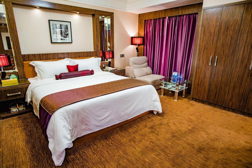 Postel nebo postele na pokoji v ubytování Nanyang King's Gate Hotel--Free Shuttle Service to Canton Fair