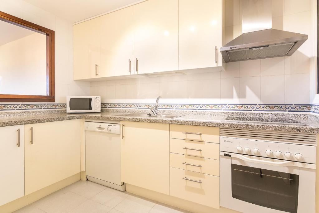 Kuchyň nebo kuchyňský kout v ubytování 2114-Apt with nice terrace with pool view