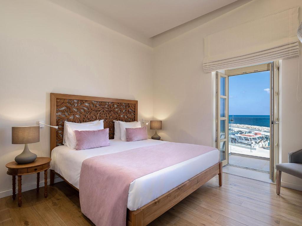 コリンバリにあるAvra Apartments Kolymbari Harbourのベッドルーム1室(ベッド1台付)が備わります。
