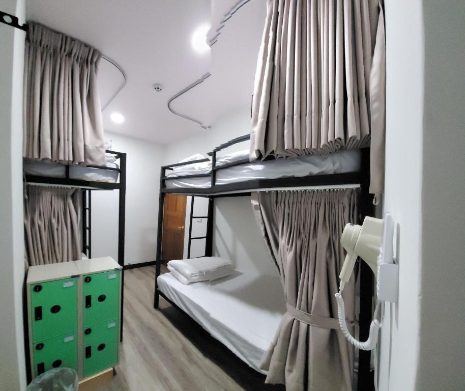 富里鄉的住宿－稻薌食旅民宿Daoxiang Travel，客房设有带窗帘的两张双层床。